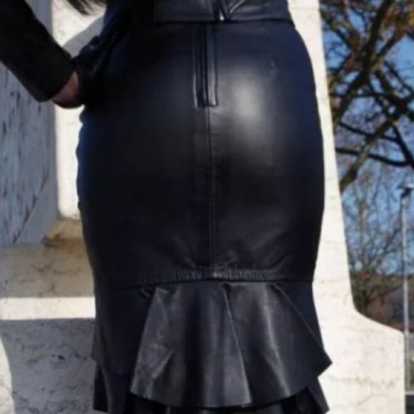 BCBGMAXAZRIA RUNWAY Dresses & Skirts - BCBGMAXAZRIA RUNWAY Fluted Leather Skirt